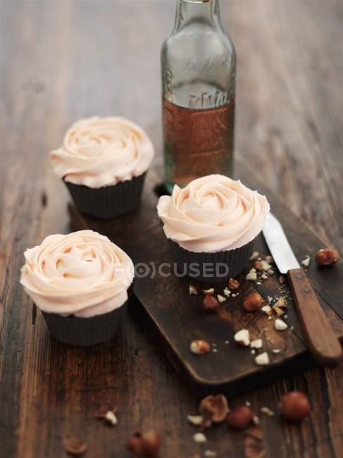 Haselnuss-Cupcakes mit Buttercreme verziert — Stockfoto