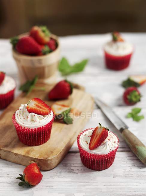 Cupcakes with buttercream and strawberries — Stock Photo