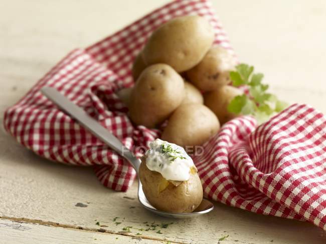 Patatas sin pelar hornear - foto de stock
