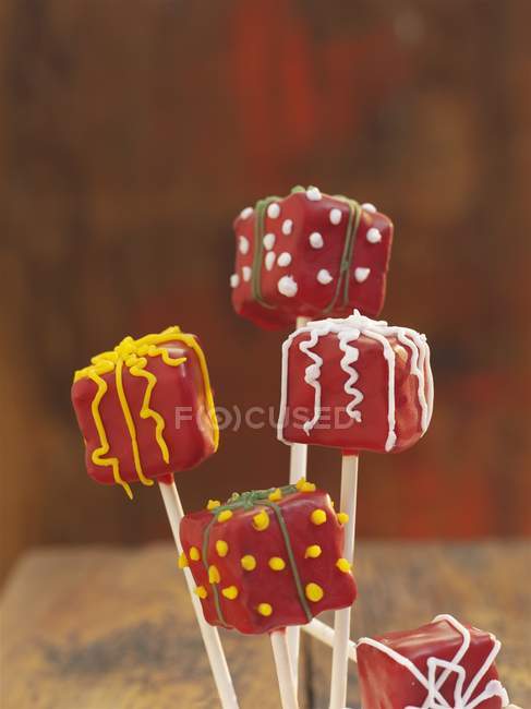 Cake pops decorated like presents — Stock Photo