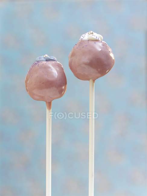 Chocolate and blueberry cake pops — Stock Photo