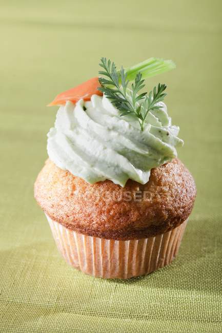 Karotten-Cupcake mit Sahne verziert — Stockfoto