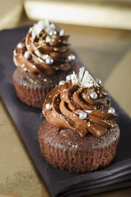 Chocolate cupcakes decorated with silver pearls — Stock Photo