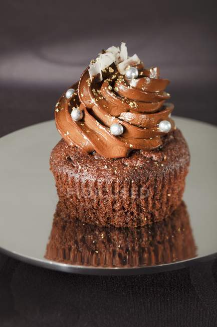 Cupcake au chocolat décoré de perles argentées — Photo de stock