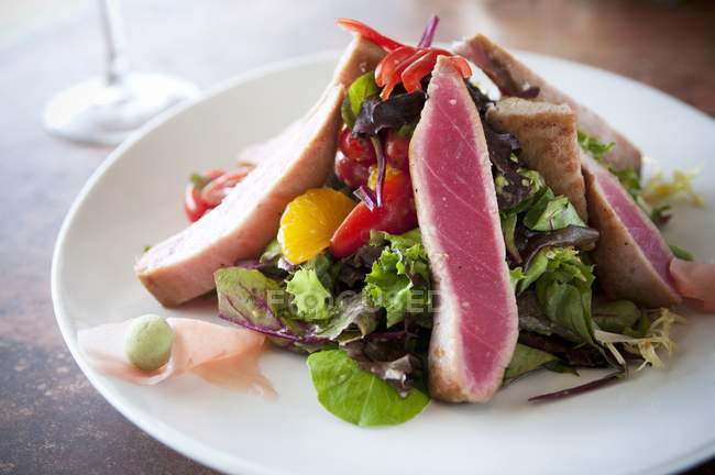 Жареный салат из тунца — стоковое фото