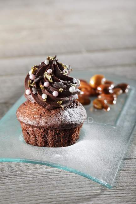 Cupcake decorato con perle di zucchero e foglia — Foto stock