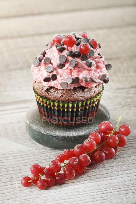 Cupcake decorated with strawberry cream — Stock Photo