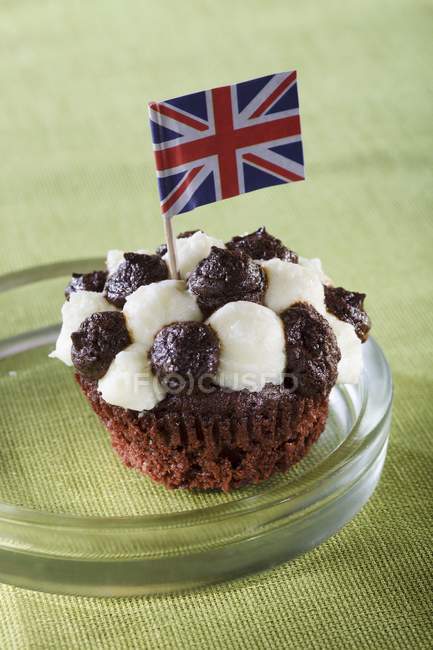 Cupcake decorated with Union Jack flag — Stock Photo