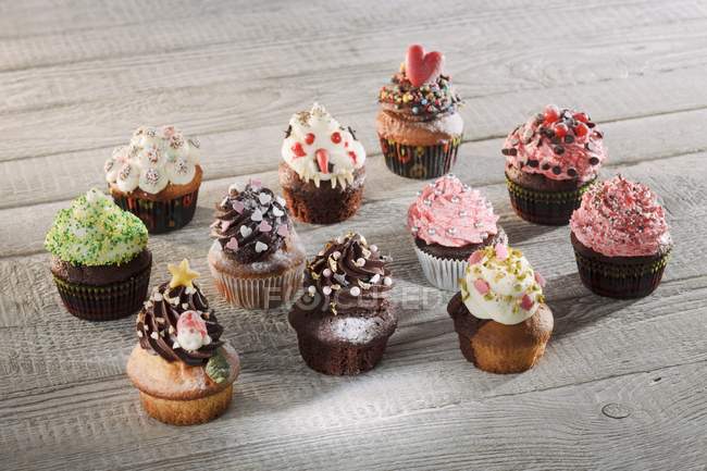 Coloridos cupcakes decorados con cremas - foto de stock