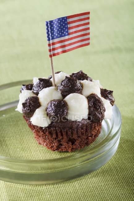 Cupcake decorated with USA flag — Stock Photo