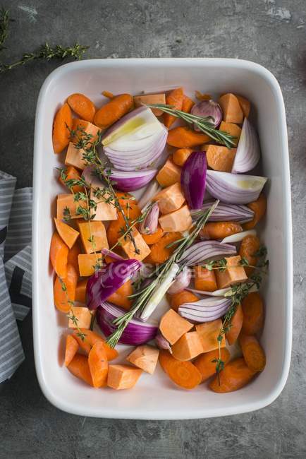 Chopped vegetables ready for roasting in white dish — Stock Photo