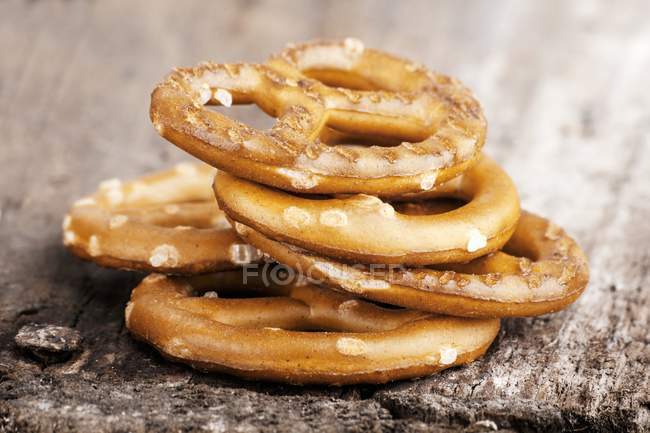 Pila de pretzels salados - foto de stock