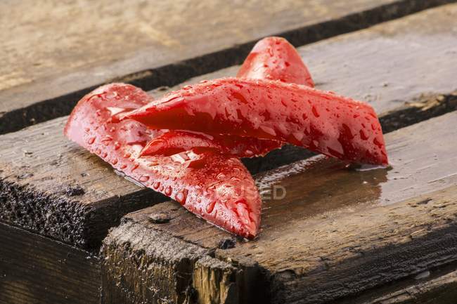 Tranches de poivron rouge fraîchement lavées — Photo de stock