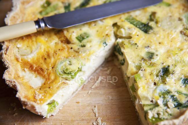 Cheddar and leek quiche — Stock Photo