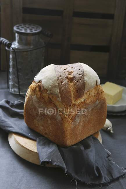 Rustikales frisch gebackenes Brot — Stockfoto