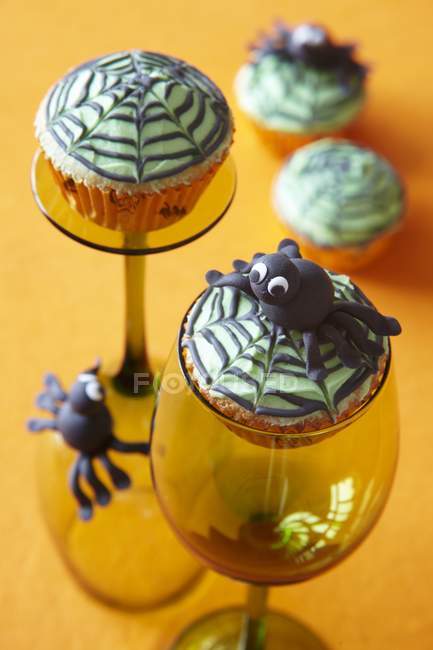 Cupcakes decorados para Halloween — Fotografia de Stock