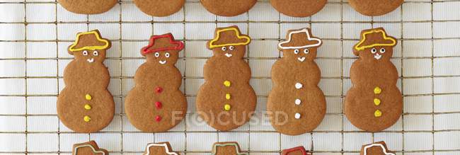 Gingerbread snowmen in a row — Stock Photo