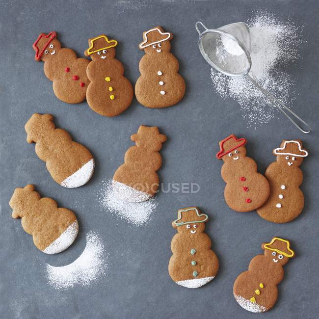 Gingerbread bonecos de neve com açúcar — Fotografia de Stock