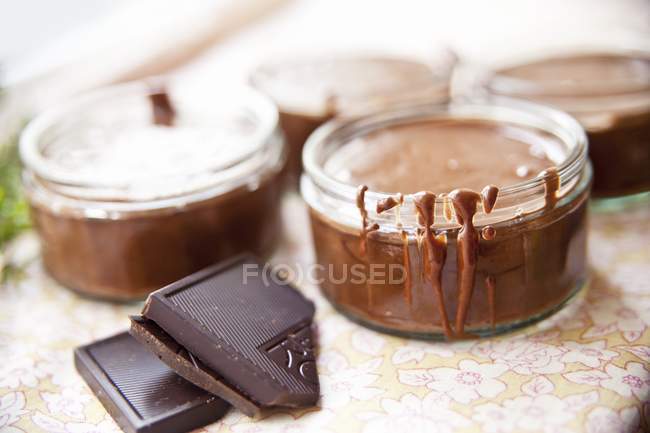 Frascos llenos de chocolate líquido - foto de stock