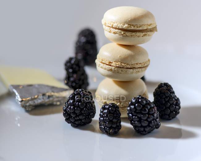 Stack of macaroons with blackberries — Stock Photo