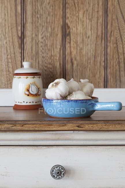 Bulbs in blue ceramic bowl — Stock Photo