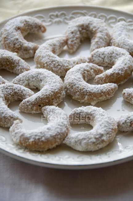 Vue rapprochée des croissants de vanille dans le sucre glace — Photo de stock