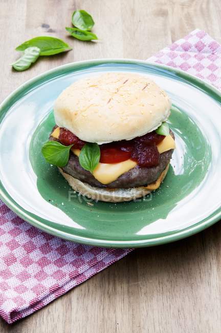 Gegrillter Cheeseburger mit Tomaten und Basilikum — Stockfoto
