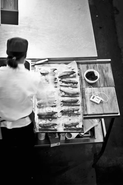 Vista elevada recortada de un chef preparando comida - foto de stock
