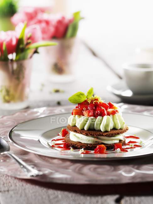 Tiramisu aux fraises et basilic sur assiette — Photo de stock