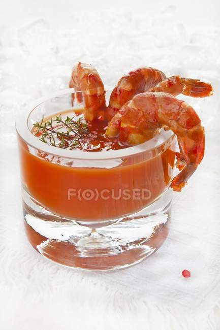 Cold tomato soup with shrimps — Stock Photo