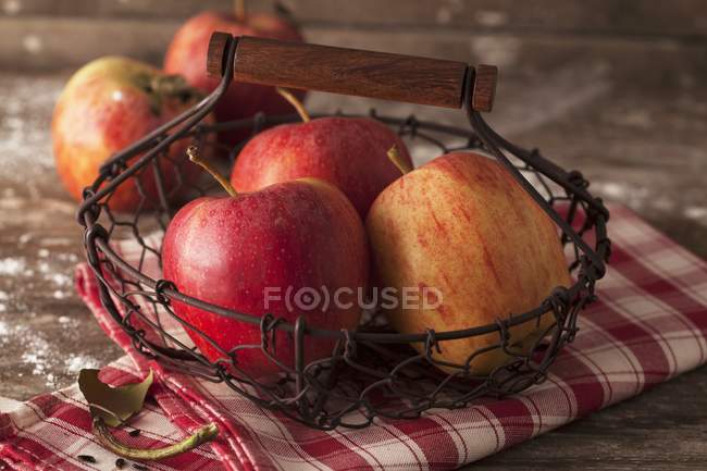 Червоні стиглі яблука в кошику — стокове фото
