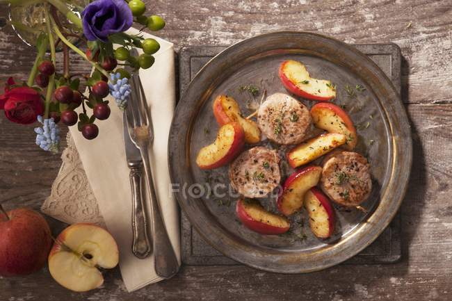 Im Ofen gebackenes Schweinefilet mit Apfel — Stockfoto