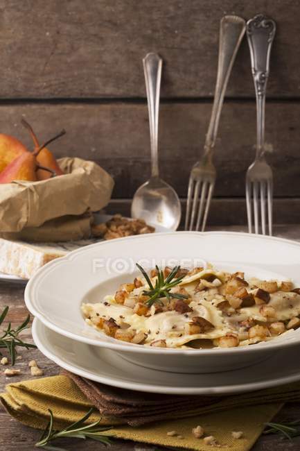 Pasta di ravioli con pere — Foto stock