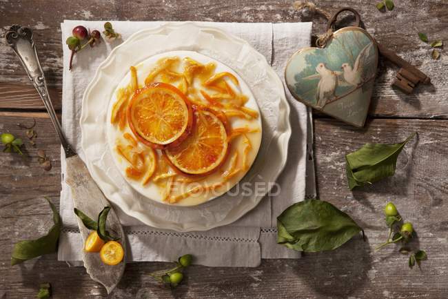 Tarta de queso naranja en el plato - foto de stock