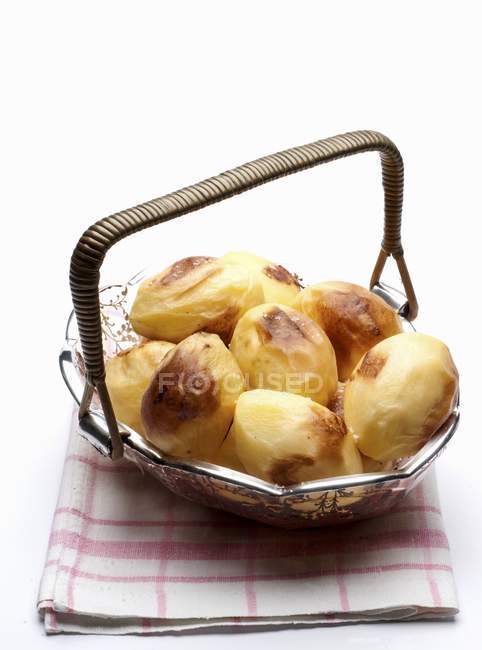 Patatas al horno en cesta - foto de stock