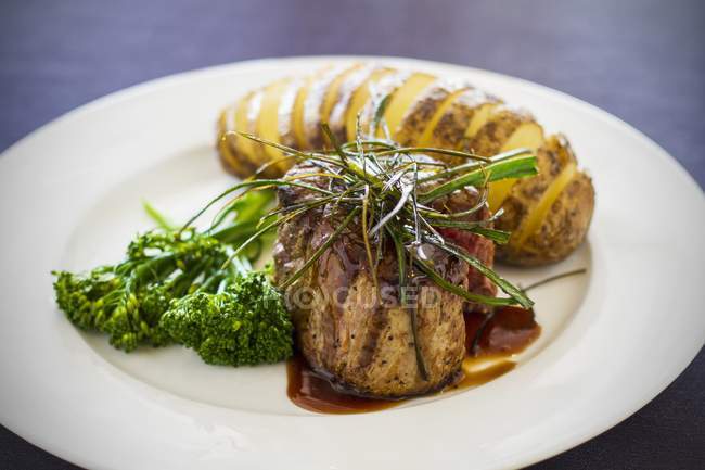 Beef fillet with potatoes — Stock Photo