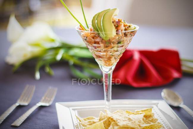 Ceviche ai frutti di mare con avocado in vetro sopra il tavolo — Foto stock