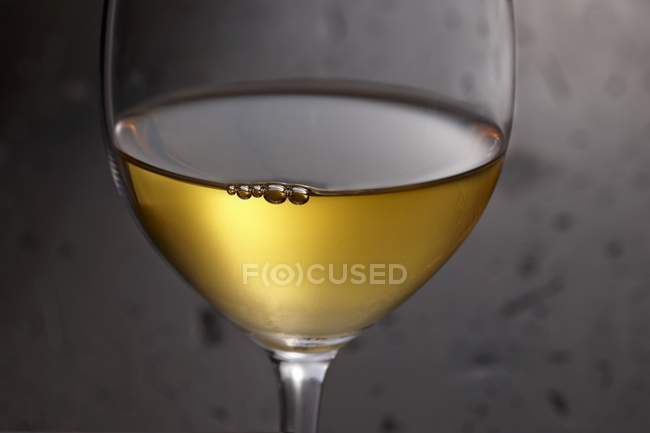 Vino bianco con bollicine — Foto stock