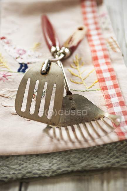 Closeup view of two spatulas on a country-style tea towel — Stock Photo