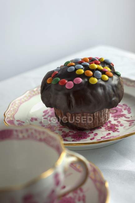 Cupcake com esmalte de chocolate — Fotografia de Stock