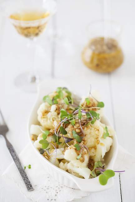 Salada de couve-flor com nozes — Fotografia de Stock