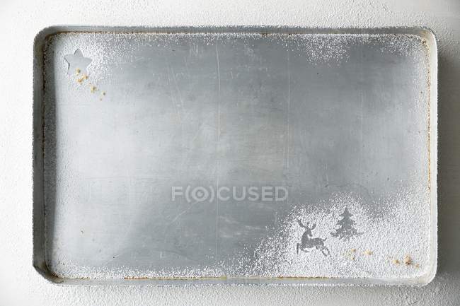 Baking tray dusted in icing sugar — Stock Photo