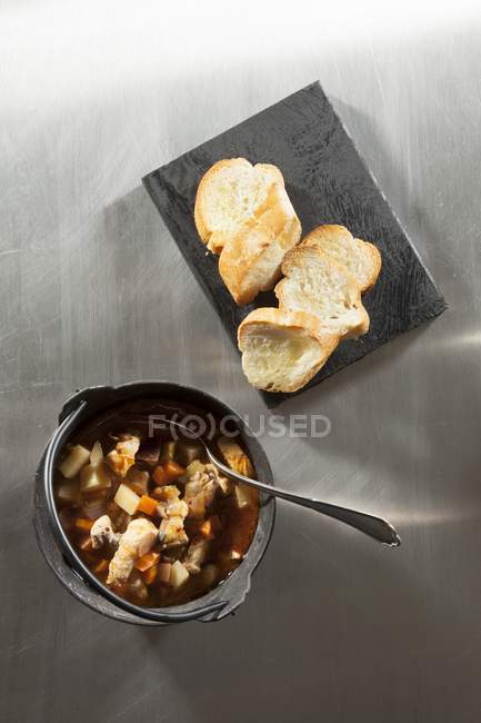 Goulash de peixe com pão — Fotografia de Stock