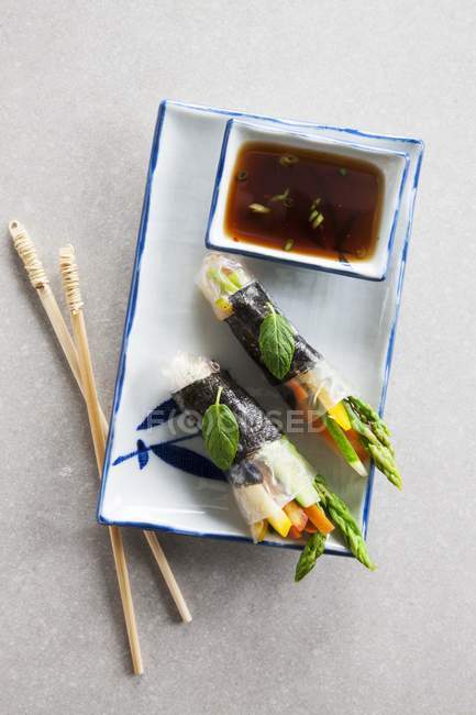 Rolos de papel de arroz cheios de legumes — Fotografia de Stock