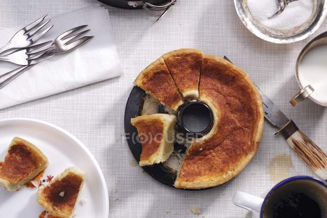 Pie with creamy milk filling — Stock Photo