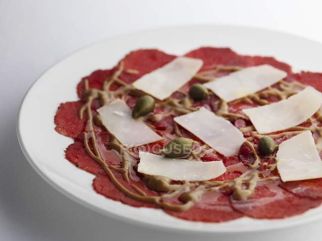 Salami-Carpaccio mit Käse — Stockfoto