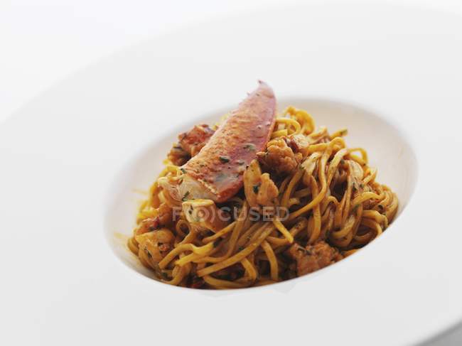 Pastas Linguini con carne de langosta - foto de stock