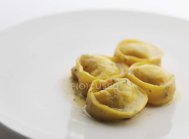 Tortellini pasta con hierbas - foto de stock