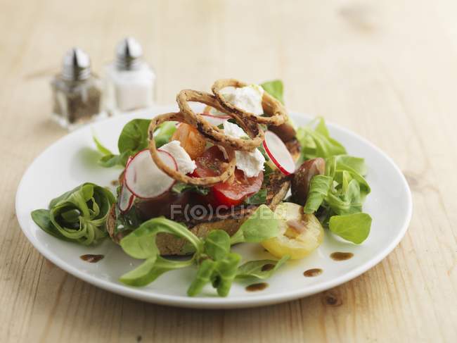 Lamb's lettuce with cheese — Stock Photo