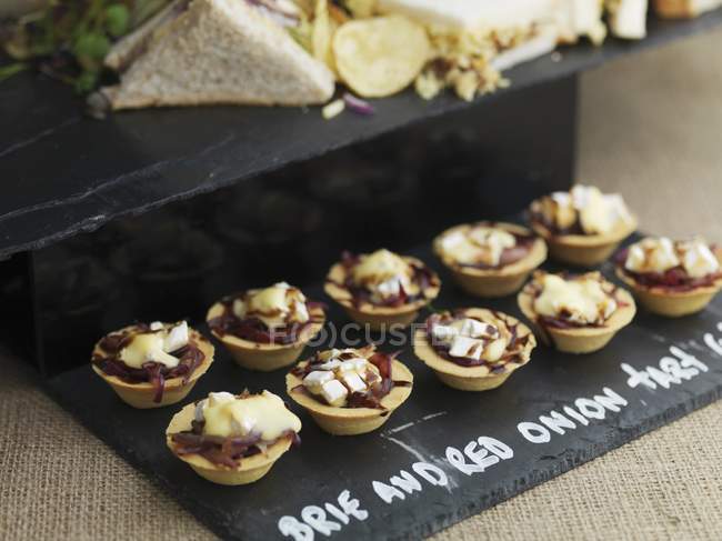 Tartelettes au brie et à l'oignon rouge — Photo de stock